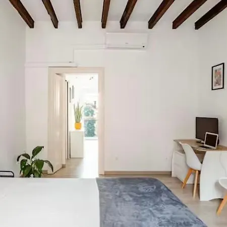 דירה Stylish Flat Near Duomo - Metro 50 M - 4 Guests מילאנו