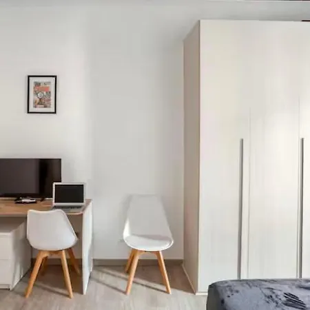 Stylish Flat Near Duomo - Metro 50 M - 4 Guests *