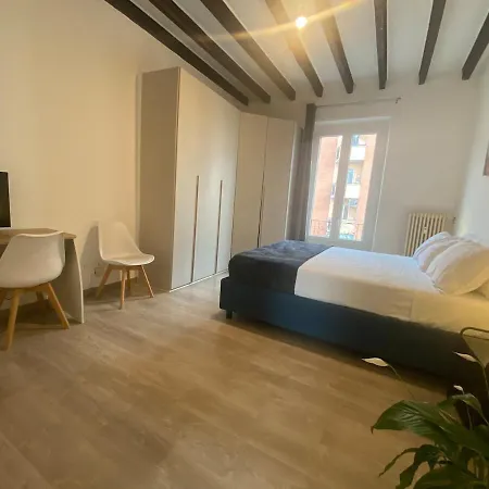 Stylish Flat Near Duomo - Metro 50 M - 4 Guests Daire Milano