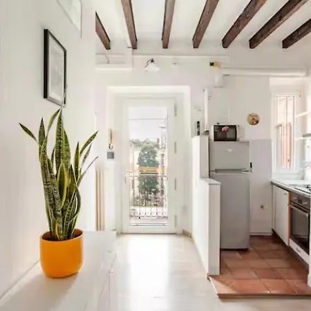 Stylish Flat Near Duomo - Metro 50 M - 4 Guests *