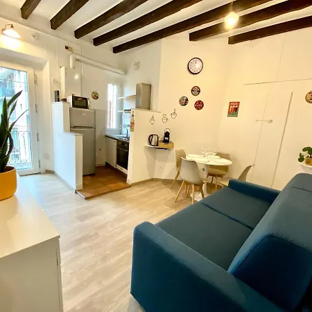 Stylish Flat Near Duomo - Metro 50 M - 4 Guests Daire Milano
