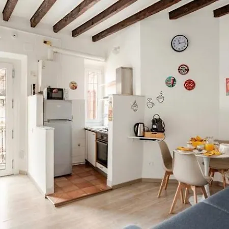 Stylish Flat Near Duomo - Metro 50 M - 4 Guests דירה