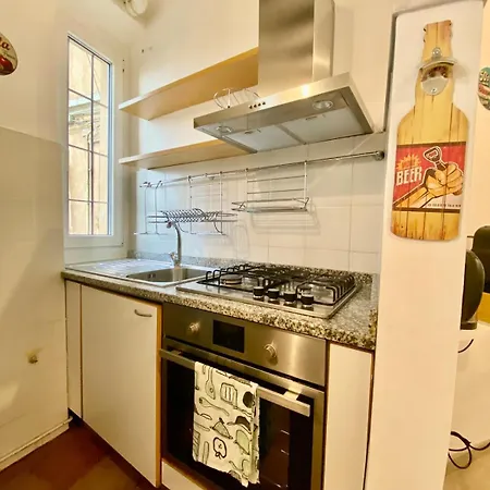 Stylish Flat Near Duomo - Metro 50 M - 4 Guests Daire *