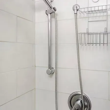 Stylish Flat Near Duomo - Metro 50 M - 4 Guests דירה מילאנו