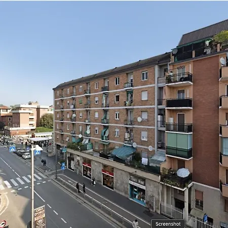 Daire Stylish Flat Near Duomo - Metro 50 M - 4 Guests *